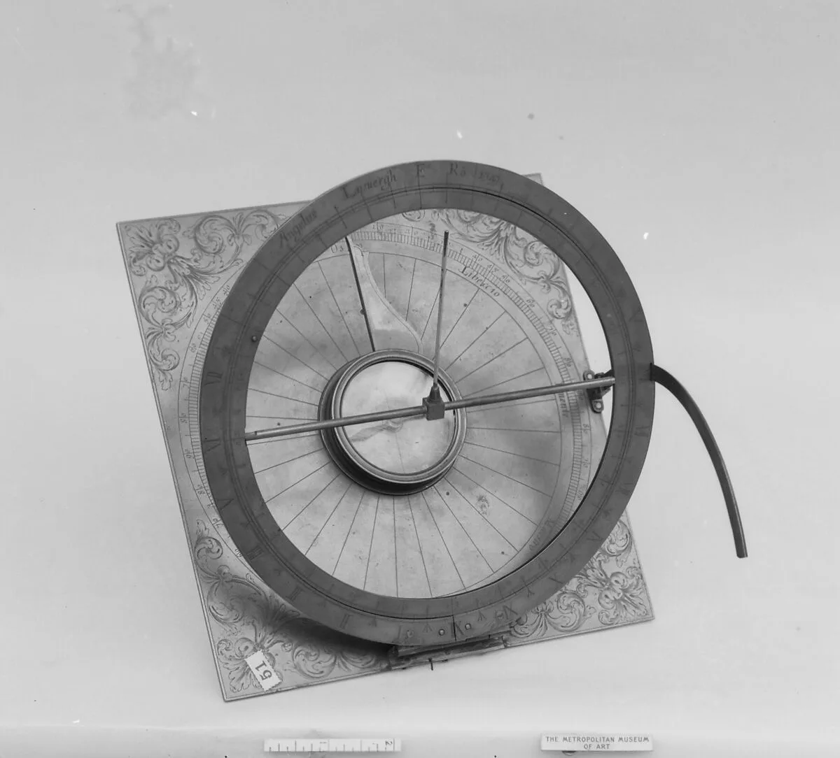 Portable equatorial or equinoctial sundial — Angelus Lusuergh
