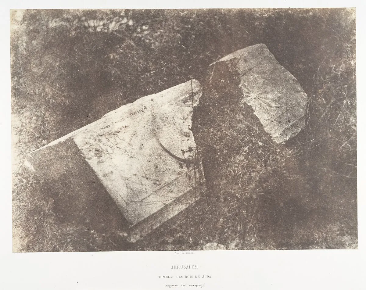 Jérusalem, Tombeau des rois de Juda, Fragments d'un sarcophage — Auguste Salzmann|Imprimerie photographique de Blanquart-Évrard, à Lille