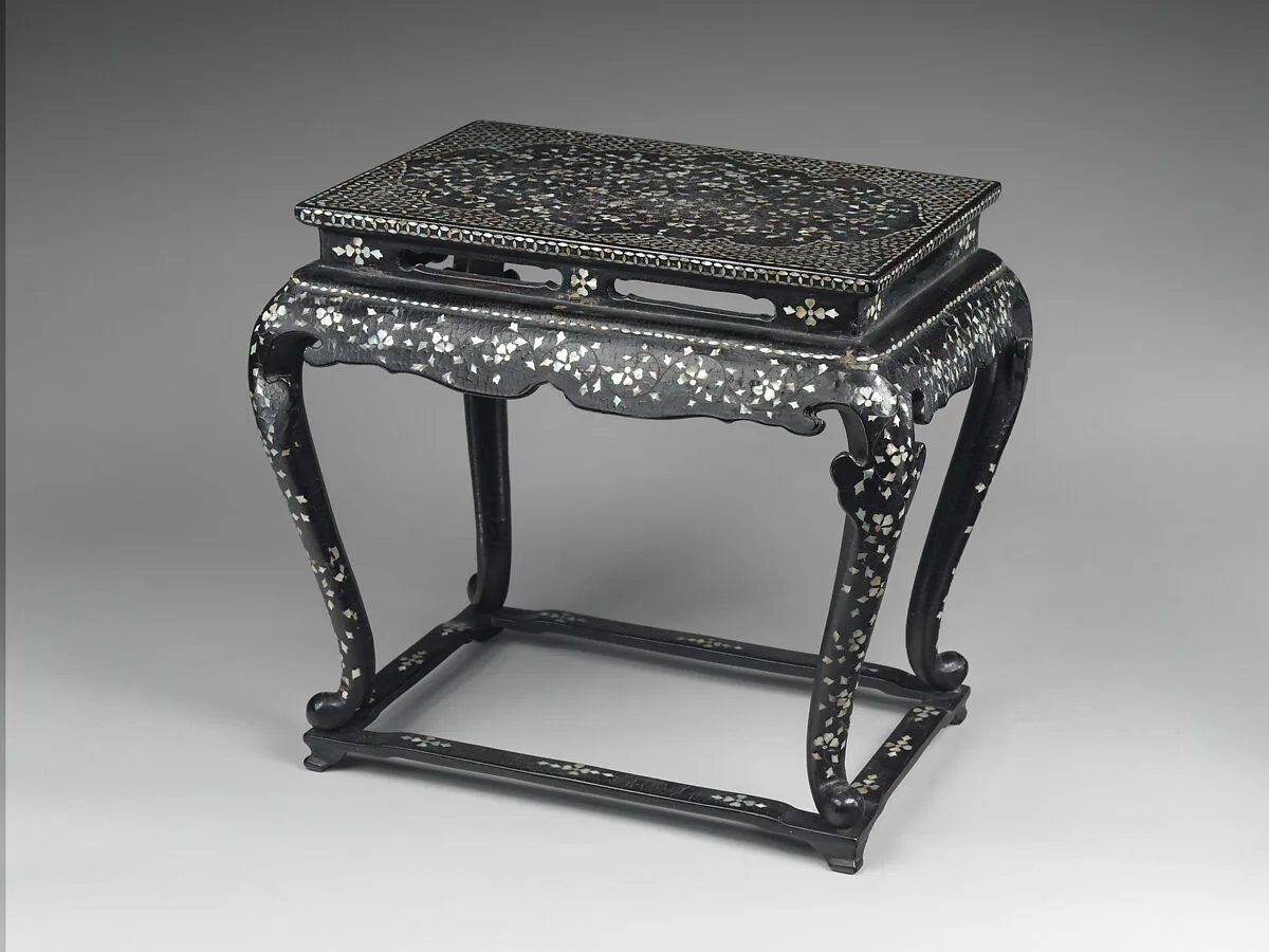 나전 칠 넝쿨 무늬 꽃 모양 탁자 조선 |螺鈿漆 唐草文菱花形 卓子 朝鮮|Table decorated with floral scroll — Unknown