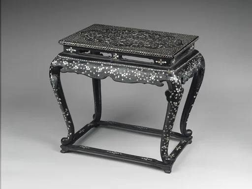 나전 칠 넝쿨 무늬 꽃 모양 탁자 조선 |螺鈿漆 唐草文菱花形 卓子 朝鮮|Table decorated with floral scroll