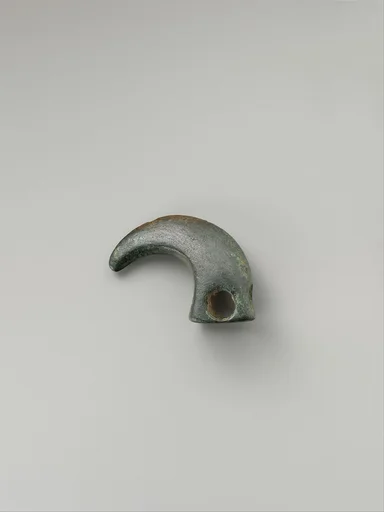 Harness or bridle fitting in the form of a claw