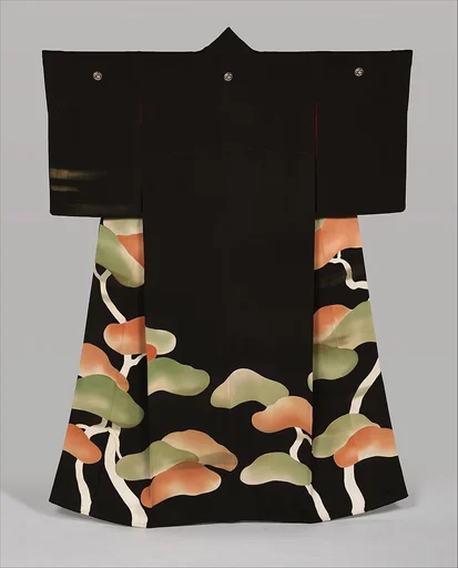 黒縮緬地松霞模様着物|Kimono with Pines and Mist