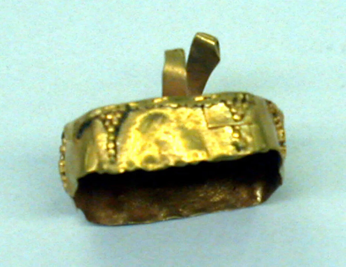 Garment Clasp — Unknown