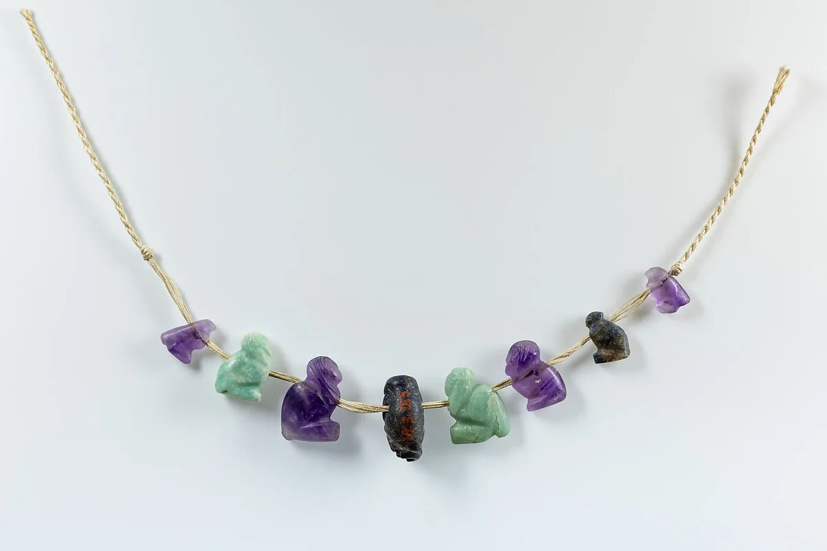String of 1 squatting ape, 5 Ba birds, and 2 Horus amulets — Unknown