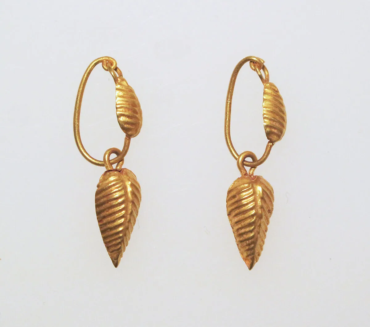 Earring with pendant — Unknown