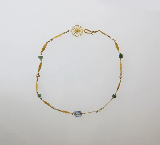 Necklace with pearls and beryl beads