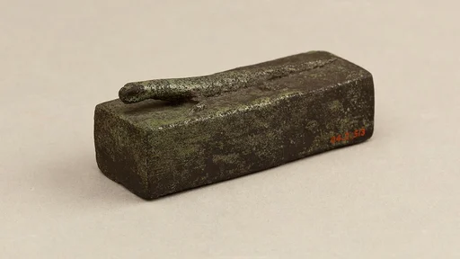 Shrine box, lizard