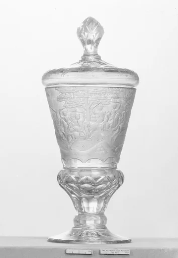 Standing cup with cover