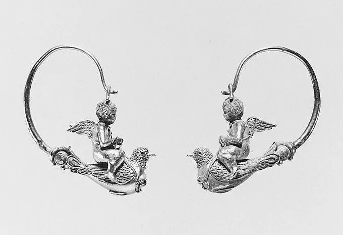 Pair of gold hoop earrings with Erotes riding doves — Unknown
