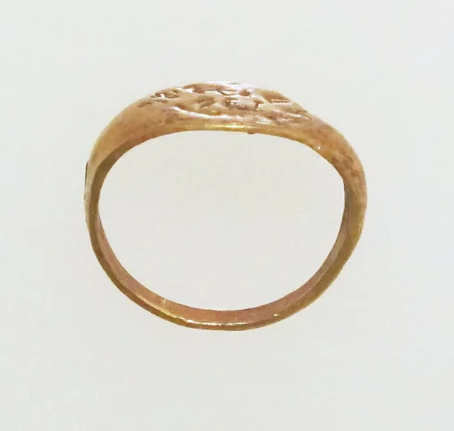 Gold ring with inscribed bezel