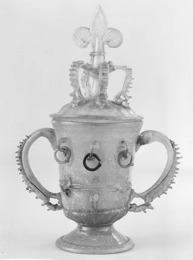 Standing cup with cover