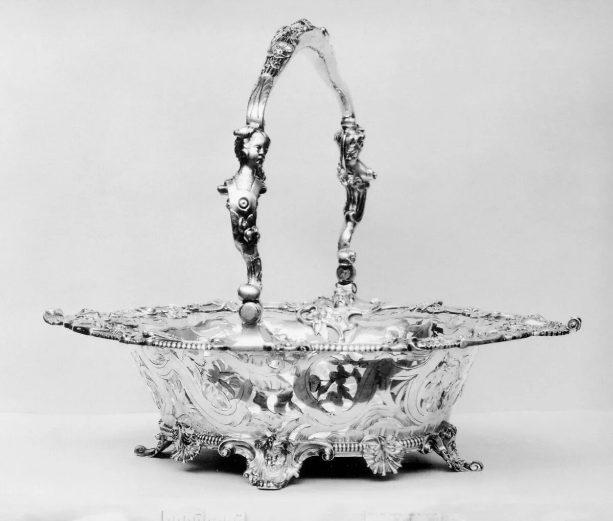 Cake basket — Paul de Lamerie