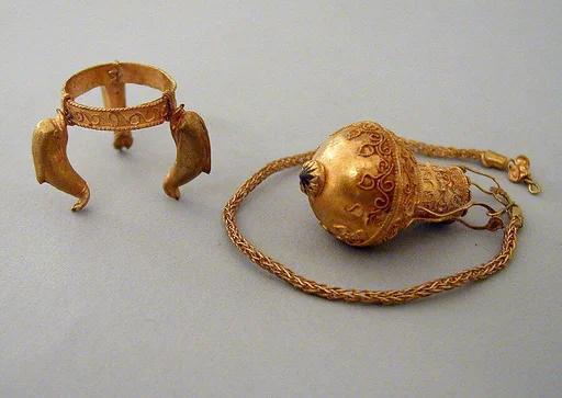 Gold and garnet pendant amphora and chain with tripod stand