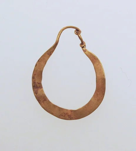 Earring, crescent-shaped