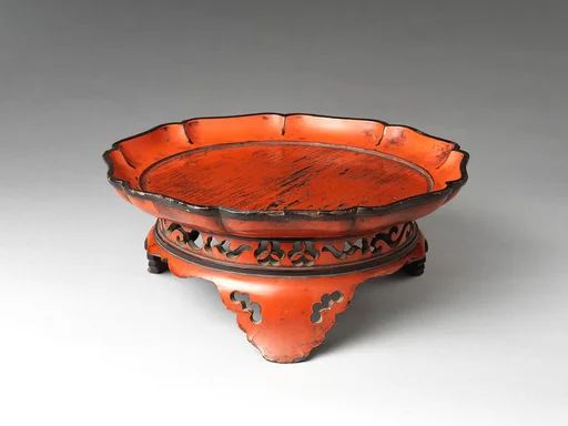 朱漆高盤 (根来塗)|Flower-shaped Negoro Tray (Kōban) with Three Feet