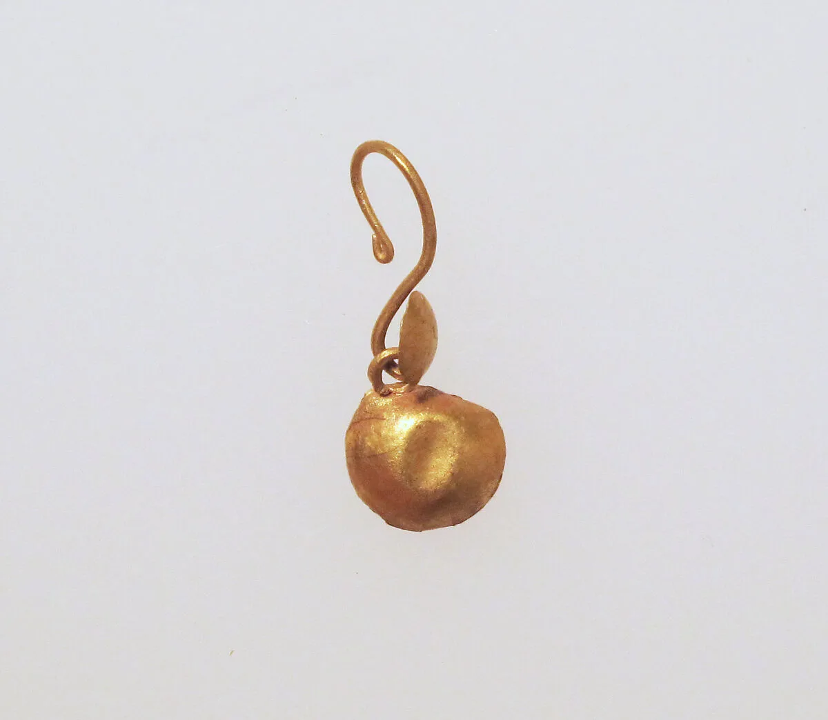 Earring with plain loop and disc — Unknown