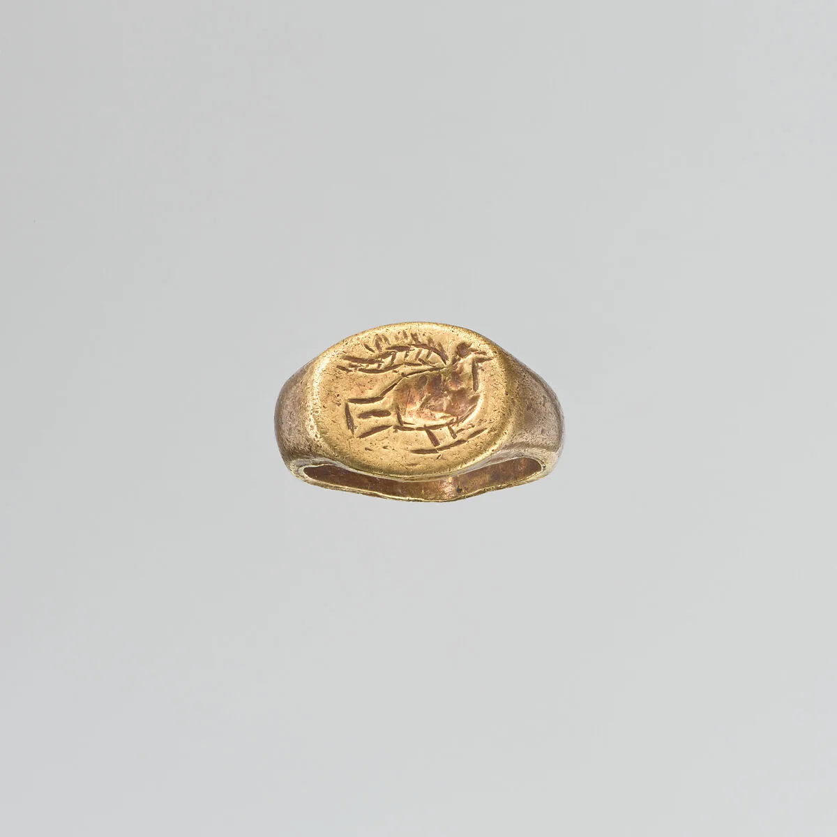 Gold ring engraved with a bird — Unknown