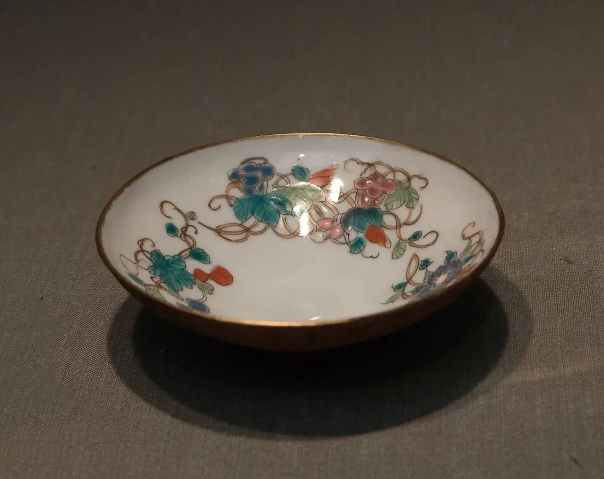 蔵春亭三保造 四季花文竹細工小皿|Saucer with Floral Design and Basketry Exterior — Zōshuntei Sanpo