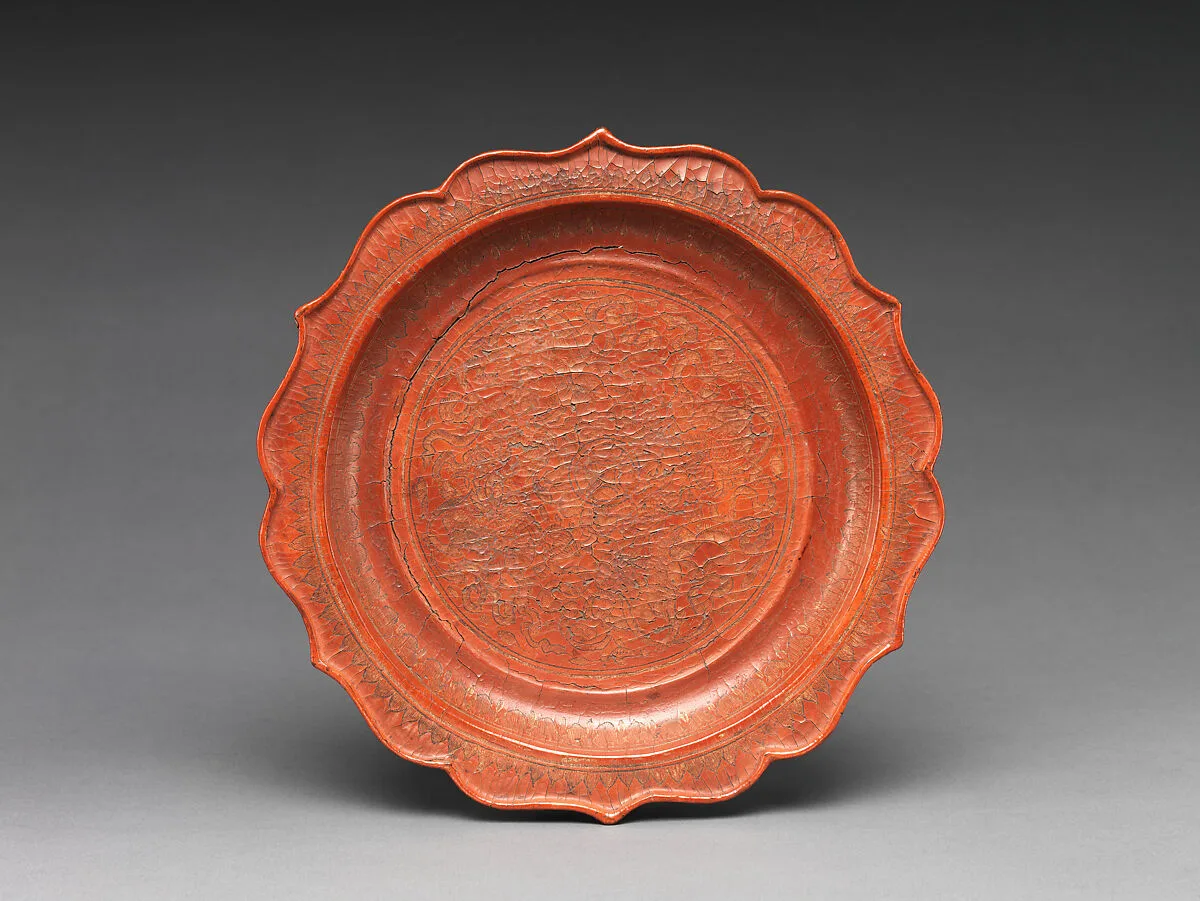 宋末元初 紅漆戧金菱花口高足盤|Pedestaled dish with scalloped rim — Unknown