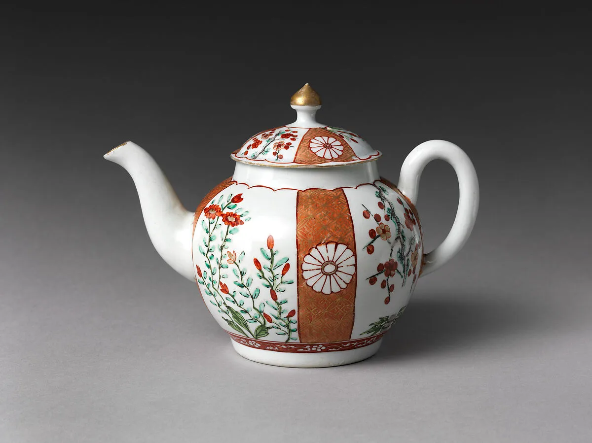 Teapot with Japanese-style flowers — Worcester factory