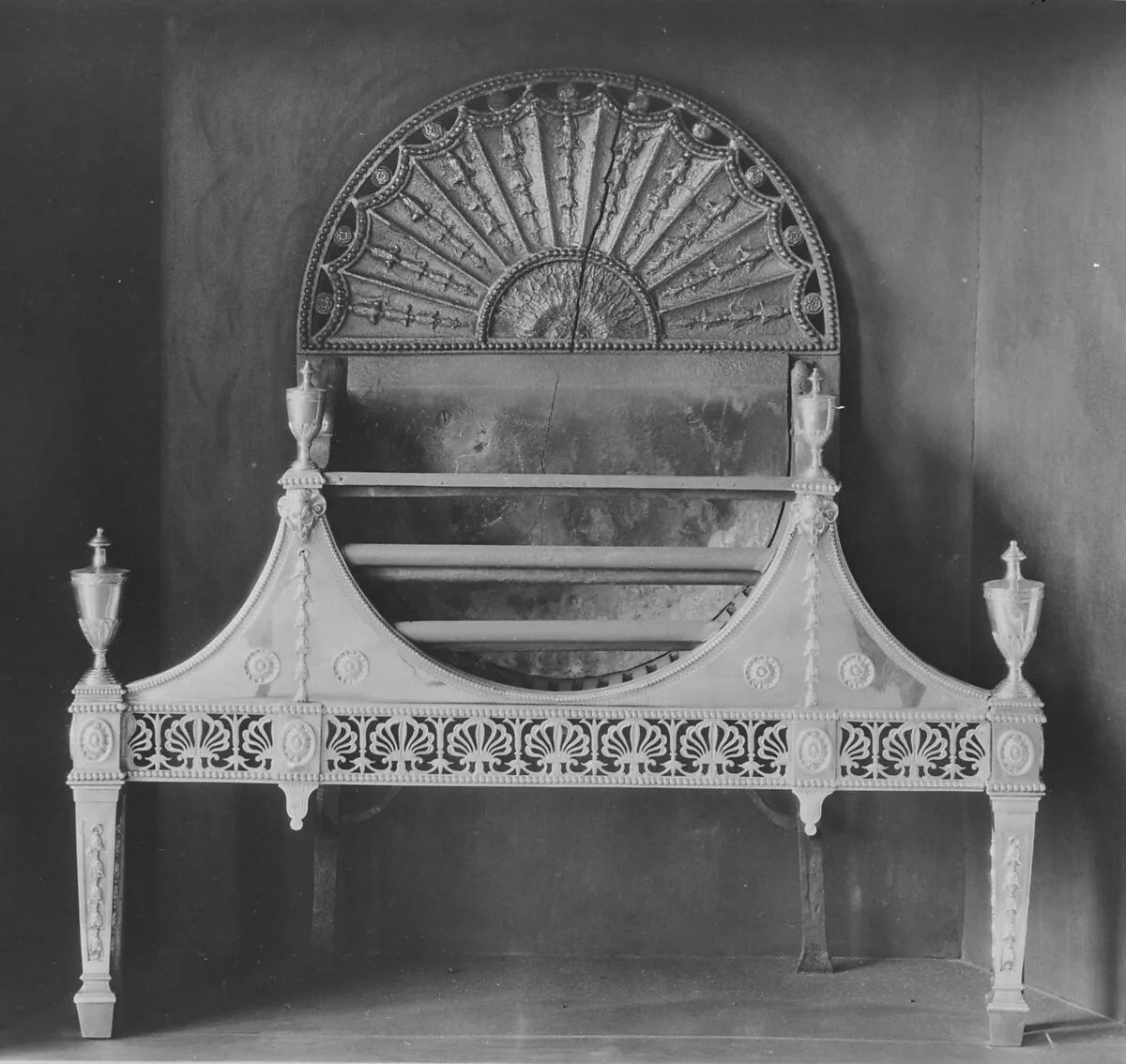 Basket grate and fireback — Unknown