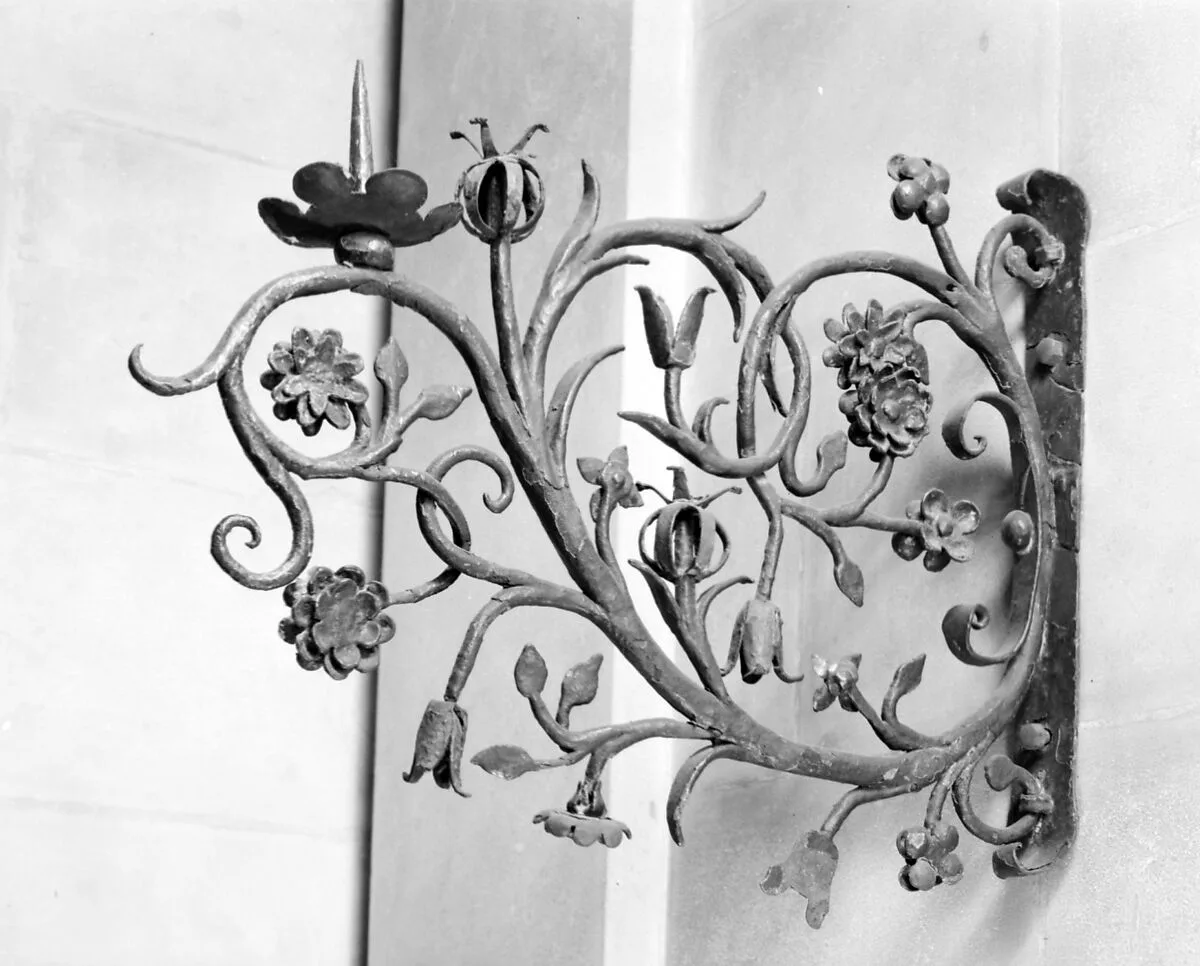 Wall bracket — Unknown