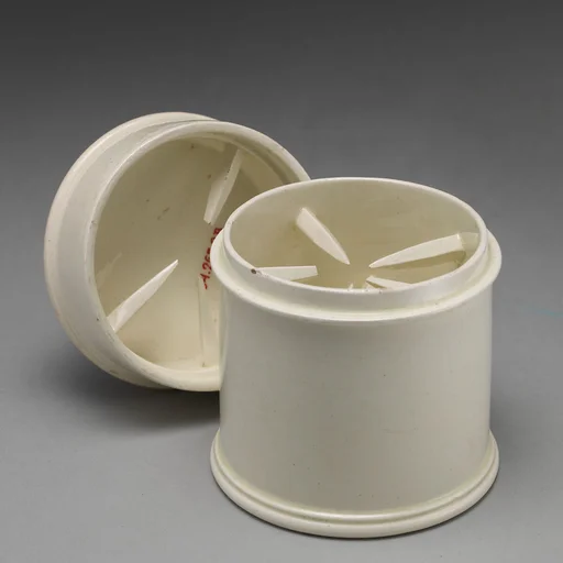 Egg beating box with lid