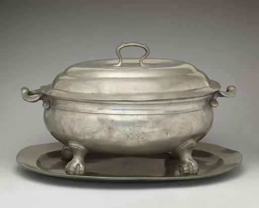 Tureen with cover and tray