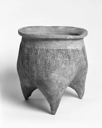 商代 壓印篦紋陶鬲|Lobed cooking cauldron (Li )