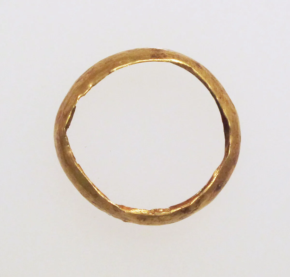Ring with hollow hoop — Unknown