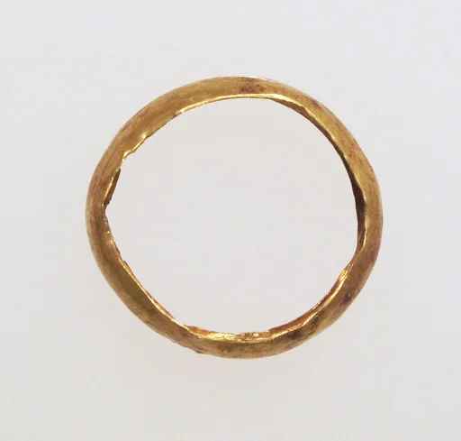 Ring with hollow hoop