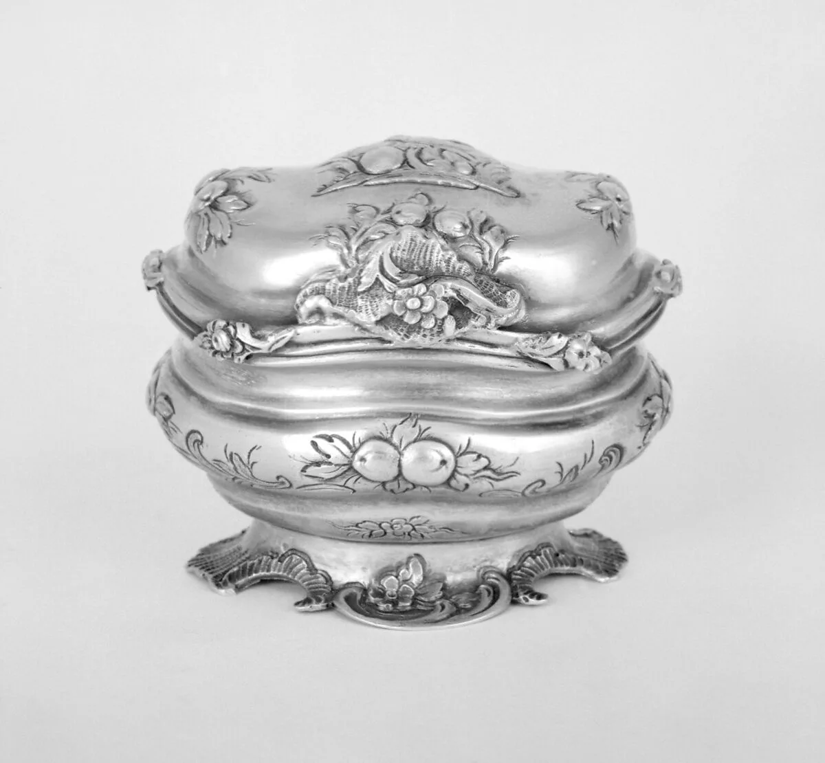 Small oval box — Johann Christian Neuss