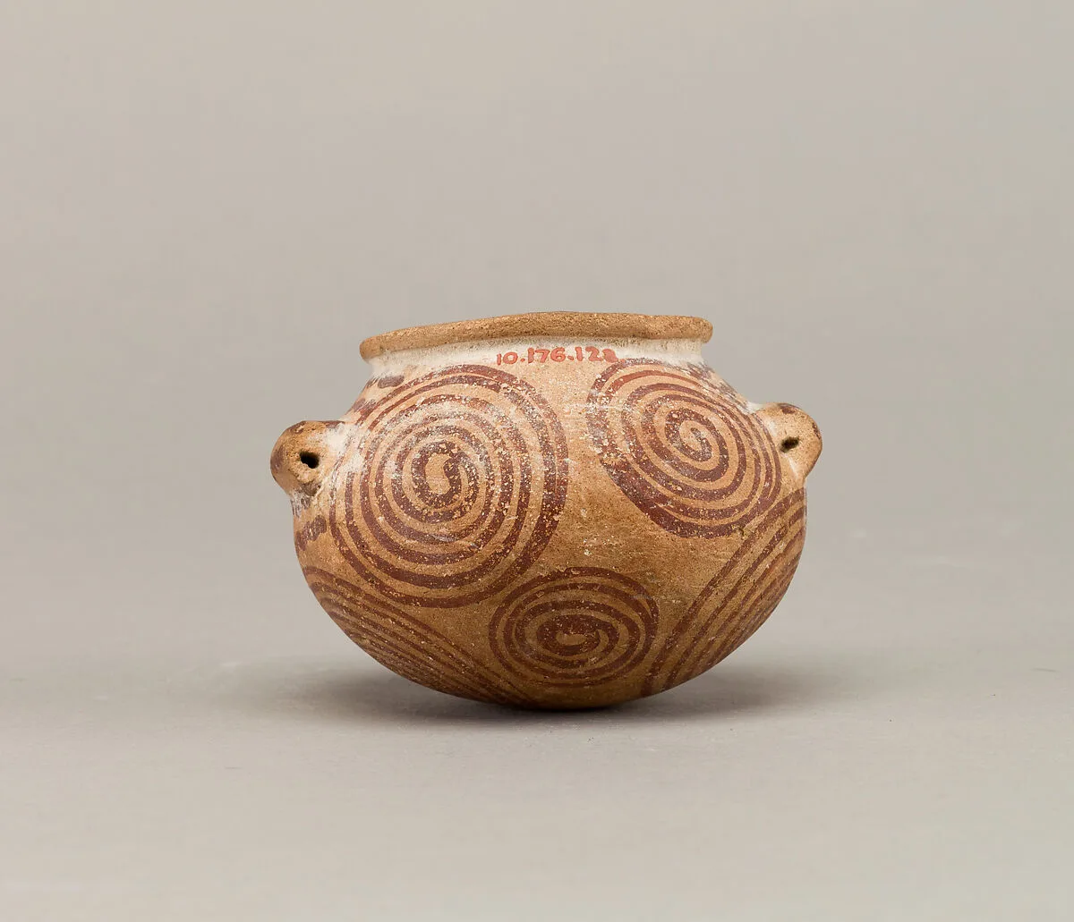 Squat decorated ware jar depicting spirals — Unknown