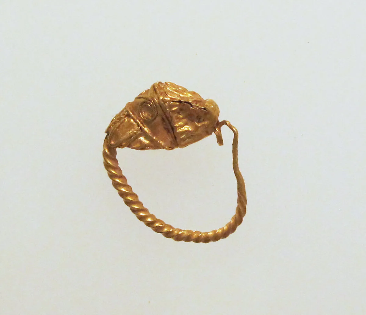 Gold earring with head of a lion — Unknown