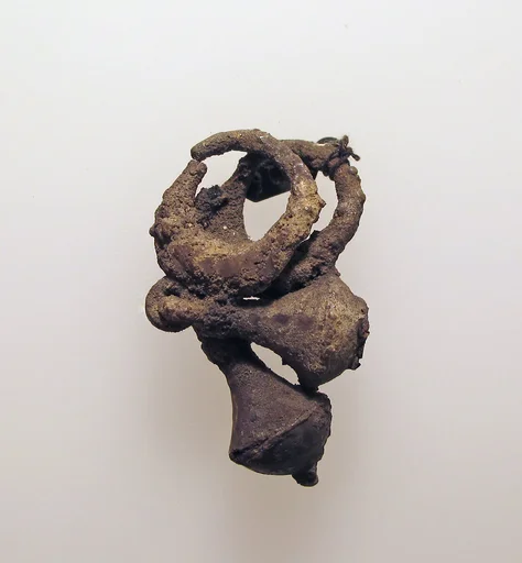 Earring with nail head pendant, 6