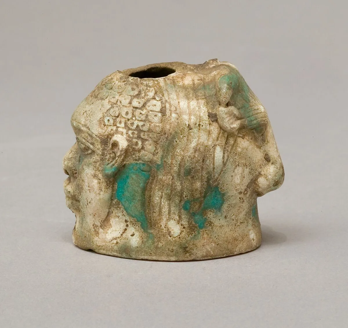 Janus-faced aryballos depicting a Nubian and a bull — Unknown