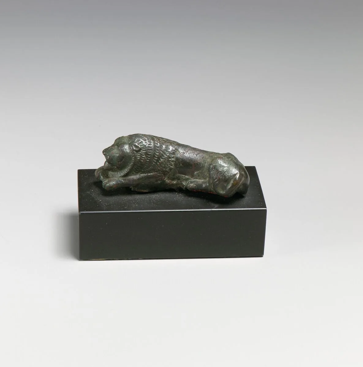Bronze statuette of a recumbent lion — Unknown