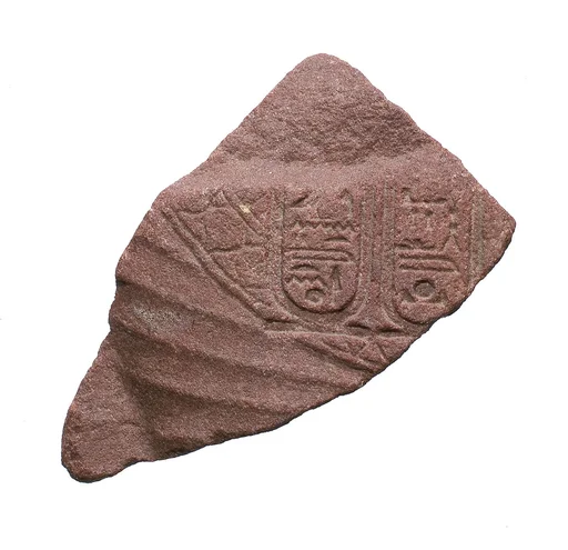 Upper right chest of queen in pleated garment and elaborate broad collar, with cartouches of the Aten