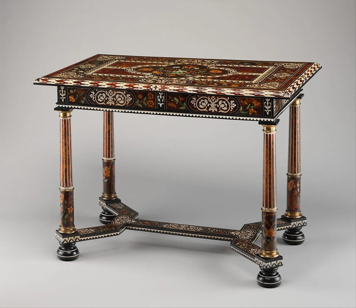 Table — Pierre Gole