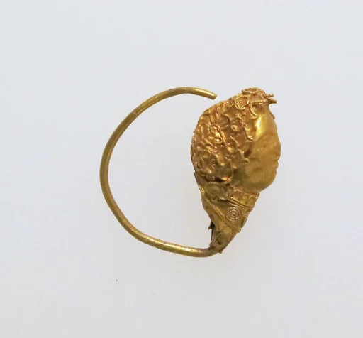 Earring with head of woman