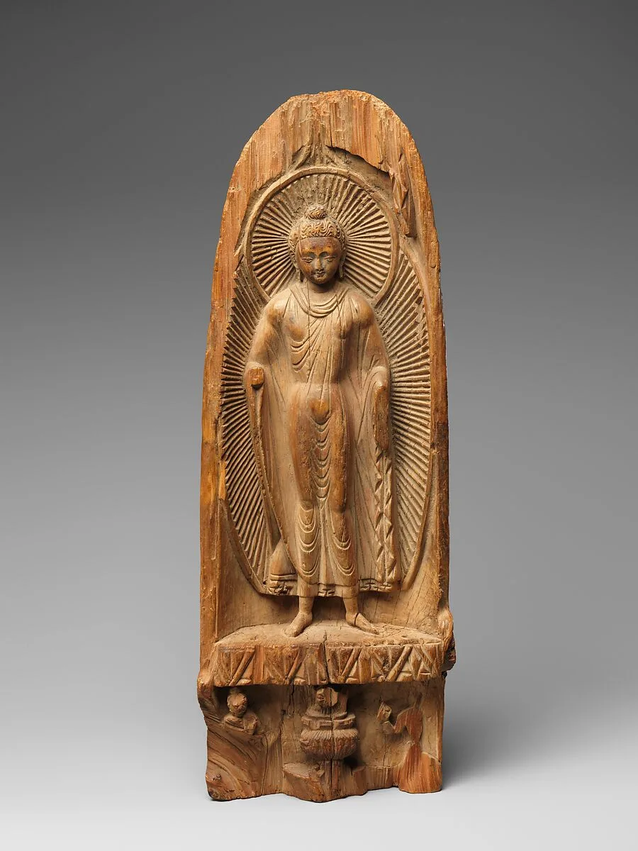 5—6 世紀 彩繪塗金木雕佛像|Buddha with radiate halo and mandorla — Unknown