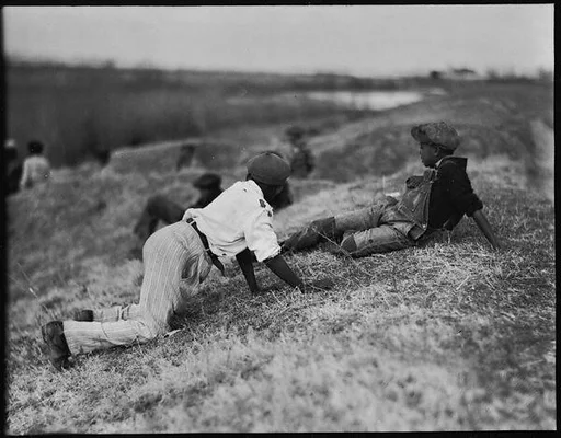 [Children on Levee, Vicinity New Orleans, Louisiana]