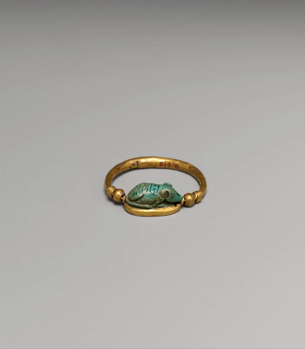 Ring set with a mouse design amulet — Unknown