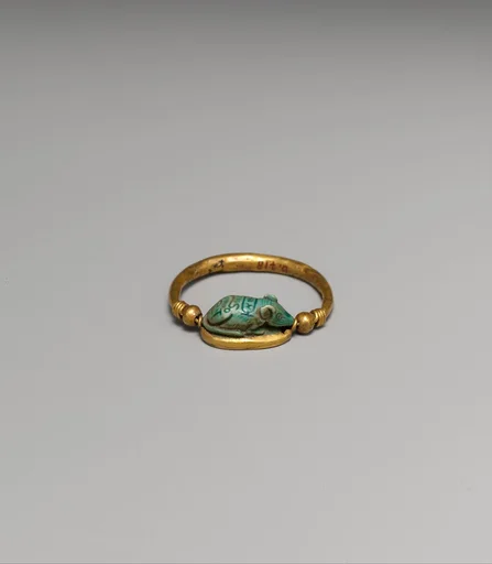 Ring set with a mouse design amulet