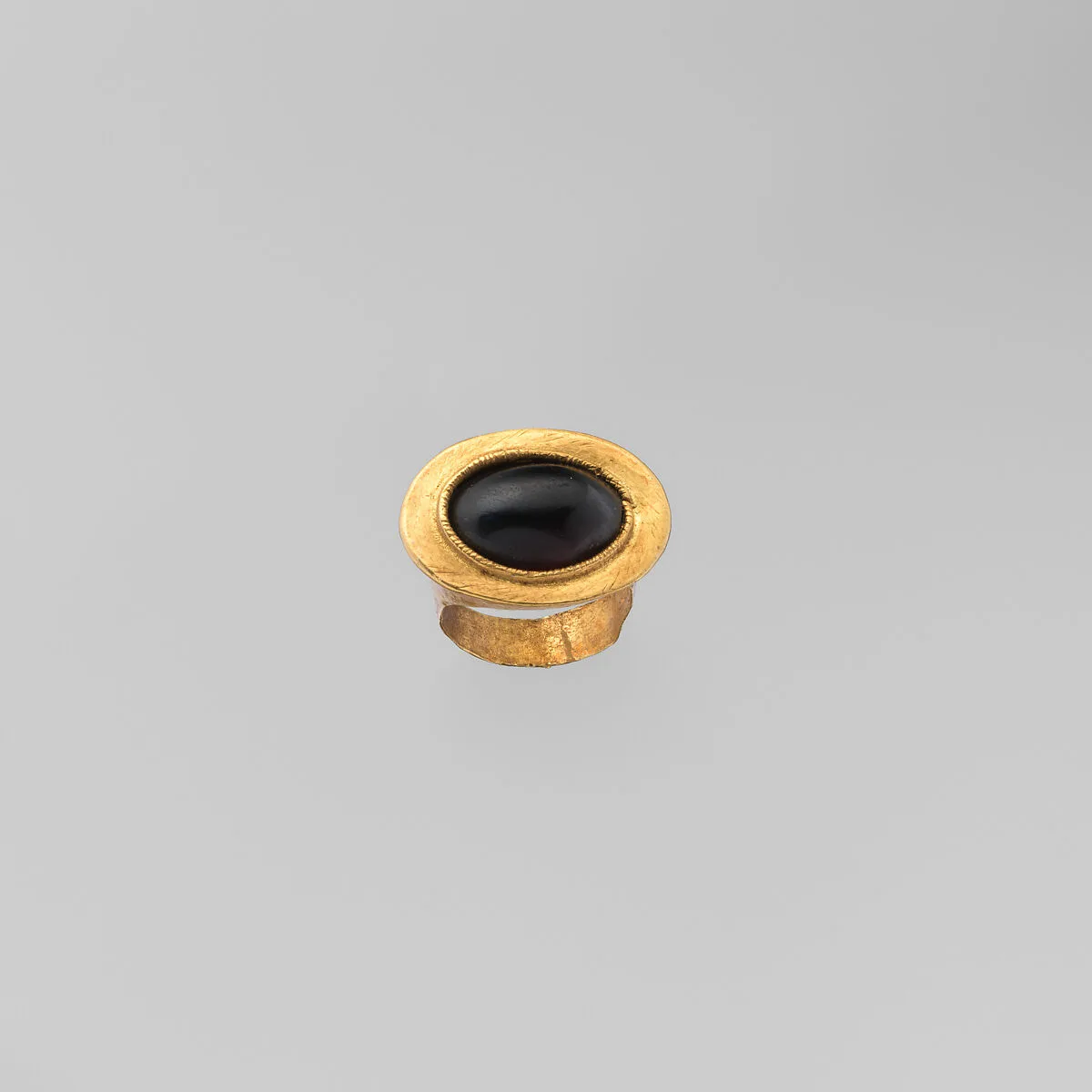 Gold and garnet ring — Unknown