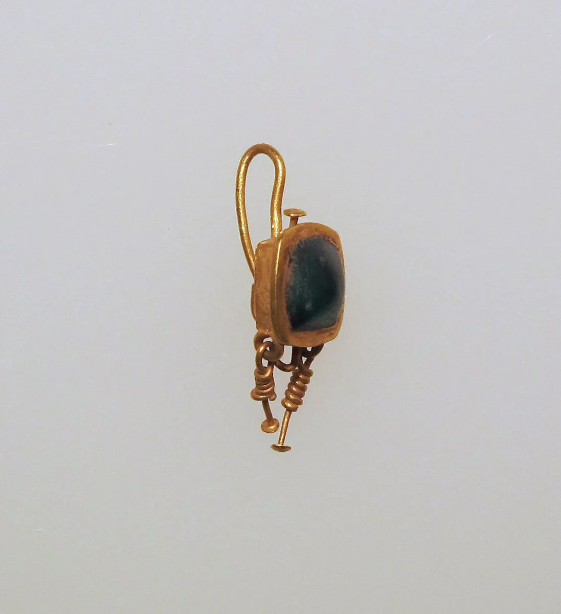 Earring-hook type with emerald setting — Unknown