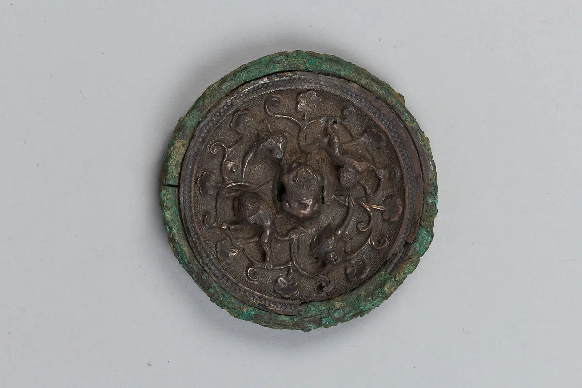 唐 嵌銀背禽獣花枝纹銅鏡|Mirror with birds and lions amid flowers — Unknown