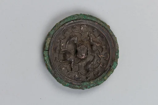 唐 嵌銀背禽獣花枝纹銅鏡|Mirror with birds and lions amid flowers