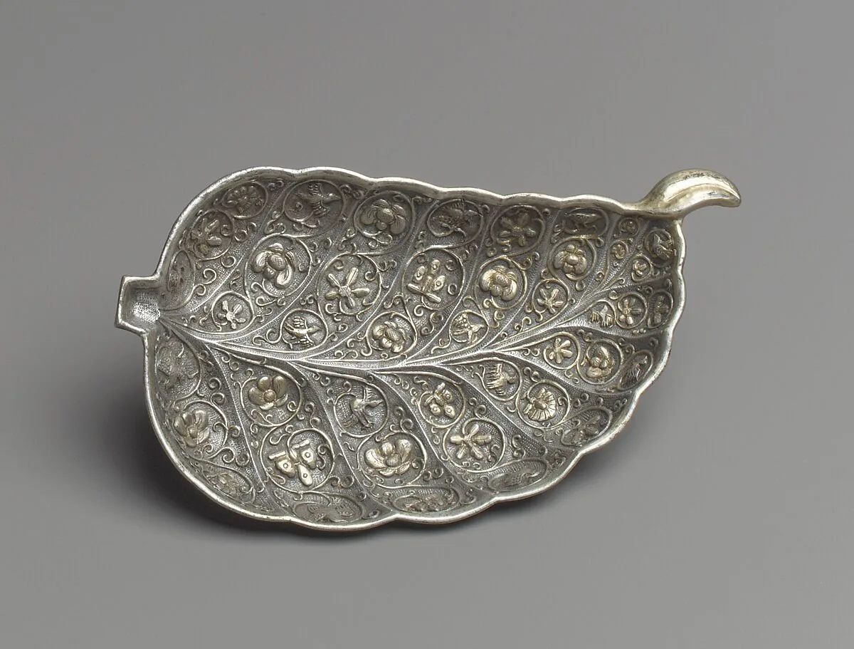 唐 葉形鎏金銀盤|Dish in the shape of a leaf — Unknown