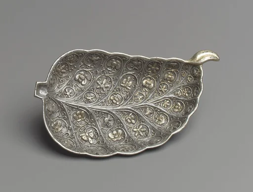 唐 葉形鎏金銀盤|Dish in the shape of a leaf